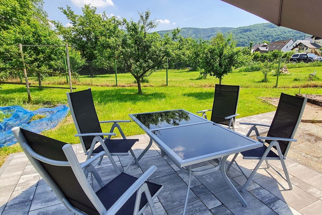 Sitzmöglichkeit im Garten des Ferienhauses